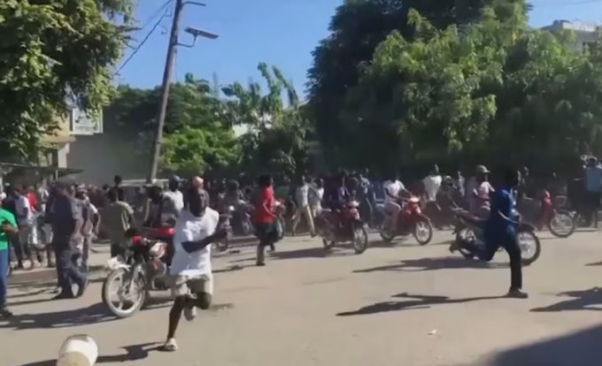 Người dân tháo chại ở Saint Marc, Haiti.