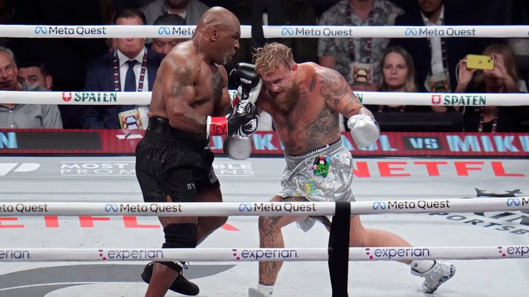 Mike Tyson đôi khi tỏ ra chật vất trước Jake Paul